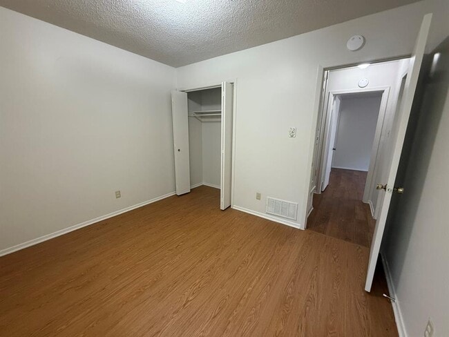Building Photo - 2805 Ashdale Dr
