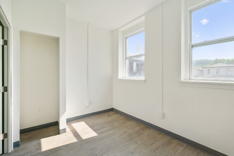 Building Photo - 1115 6th Ave