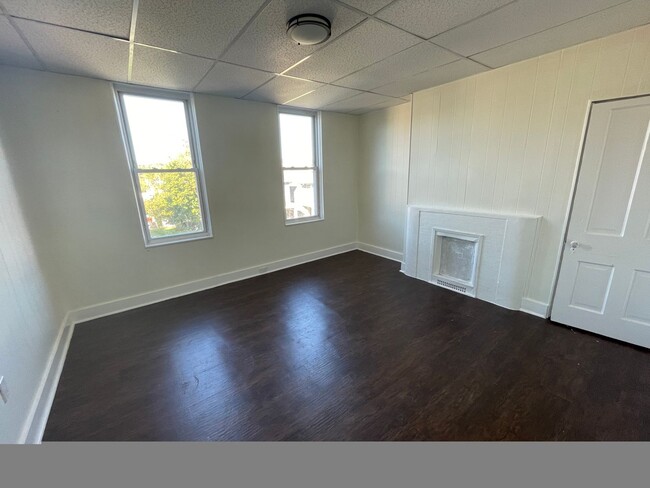 Building Photo - Spacious 2 bedroom Apartment for rent !