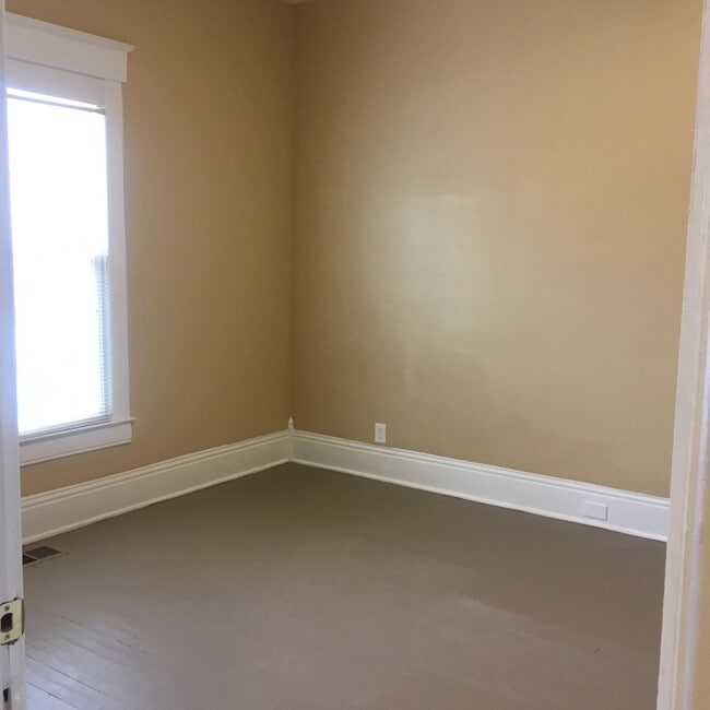 Building Photo - Large 3 bedroom one bath home