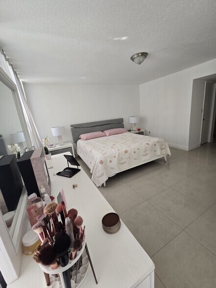 Master bedroom - 1670 NE 191st St