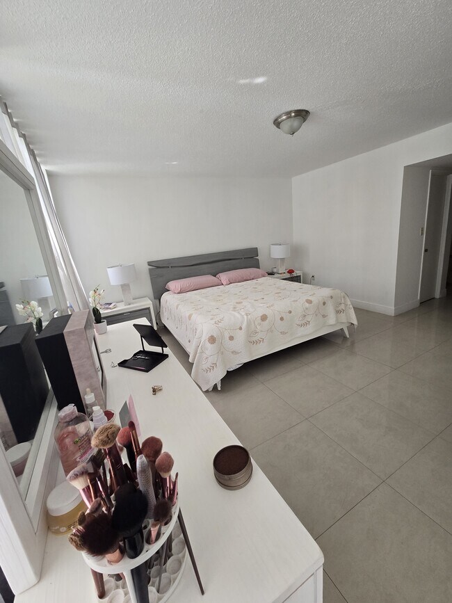 Master bedroom - 1670 NE 191st St