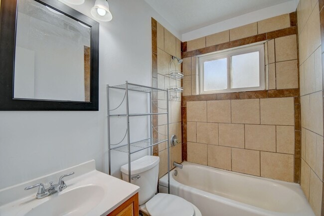 Building Photo - NE Heights 2 Bedroom 1 Bath  with garage