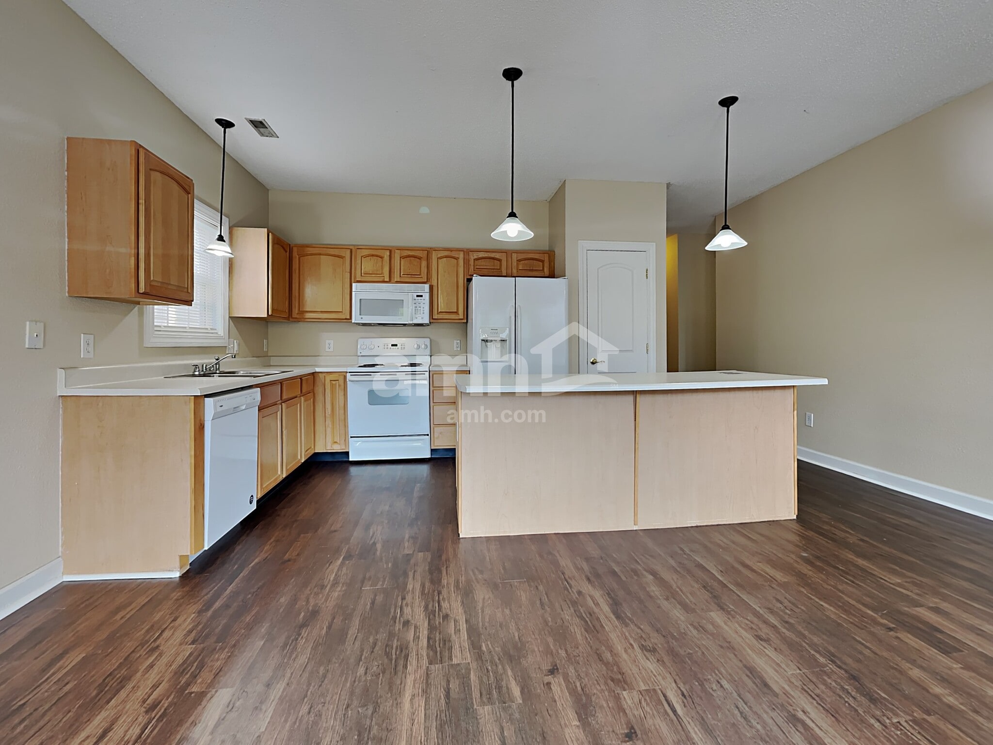 Building Photo - 10884 Roundtree Rd