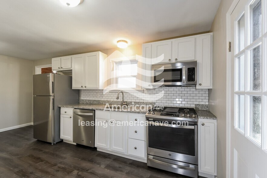 Building Photo - 3402 Longview Dr