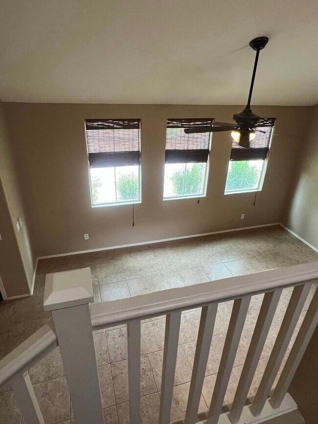 Building Photo - 4-bedroom and loft in the Willows with com...