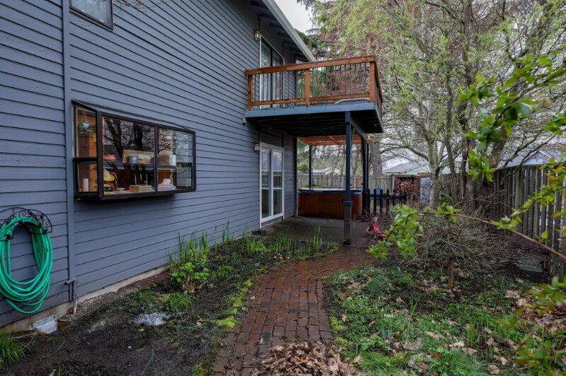 Building Photo - 1555 SW Gilson Ct