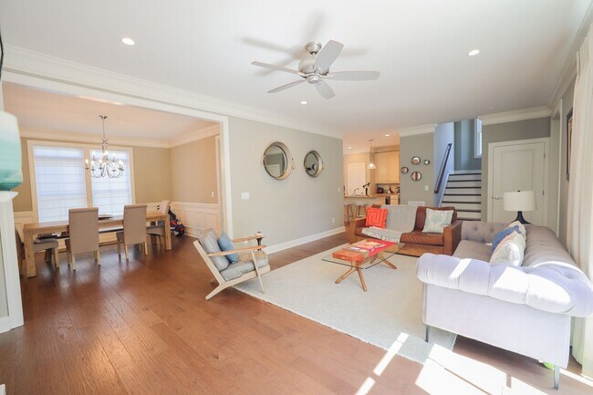 Building Photo - Upscale Living in Village Walk