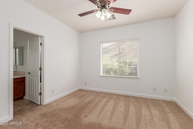 Building Photo - 5811 W Bonanza Ln