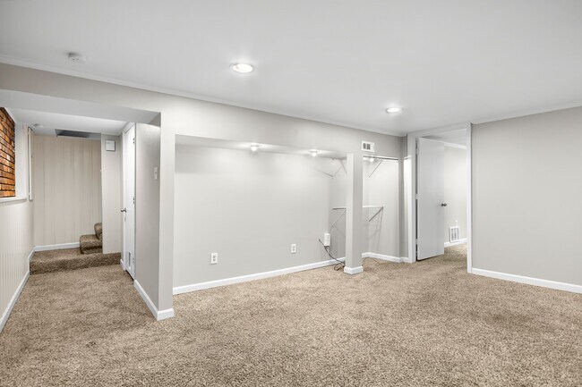 Building Photo - 721 Montego Dr