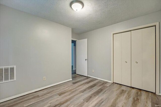 Building Photo - Available now!! Great quiet neighborhood —...