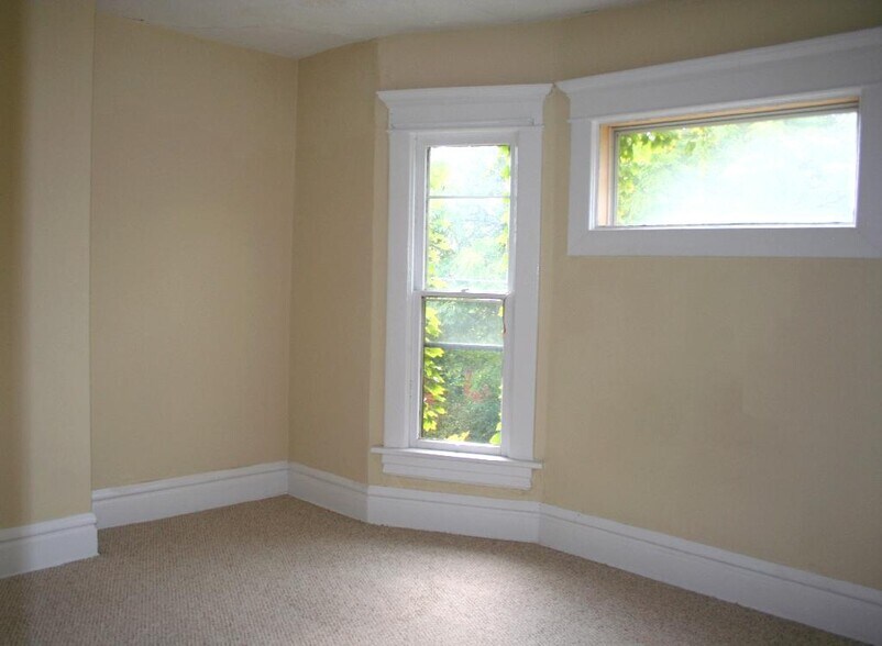 Building Photo - 781 Bryden Rd