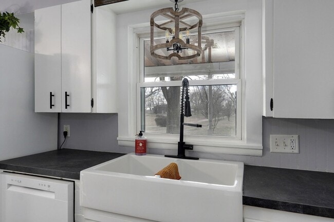 Building Photo - Charming Country Home — 4 Bed | 1 Bath | 1,500 Sq Ft