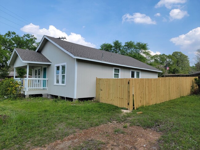 Building Photo - BEAUTIFUL RECENTLY REMODELED 3 BEDROOM 2 B...