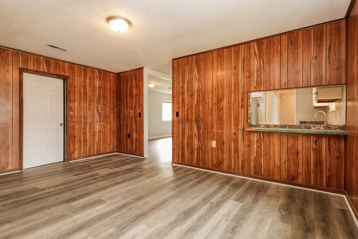 Building Photo - 203 Miami St