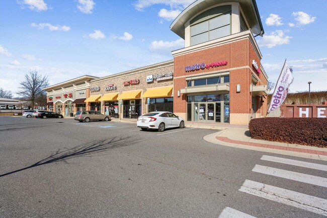 Building Photo - Spacious 3 Level Townhome in Montgomery Vi...