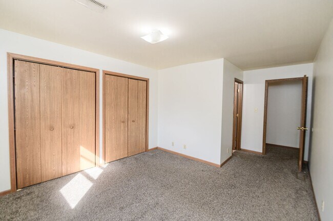Building Photo - 2 bedroom / 2 bathroom Townhouse for rent ...