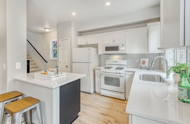 Building Photo - Beautiful Upscale End Unit Townhome with Lots of Updates! Walking Distance to Shopping & More!