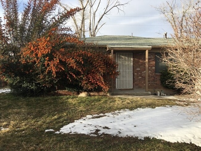 Building Photo - Reno Duplex - 1 Small Pet Friendly, Garage...
