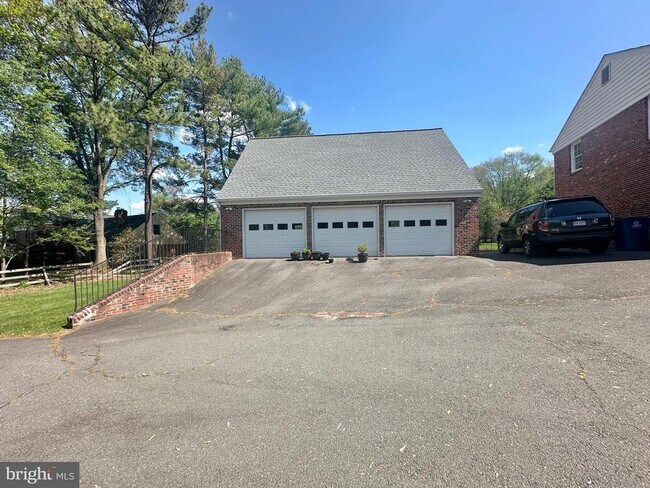 Building Photo - 703 Kentland Dr