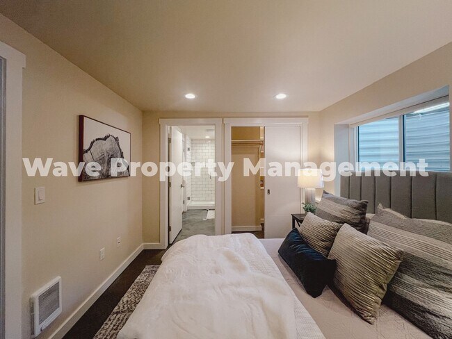 Building Photo - Newly Renovated Basement Suite with High-E...