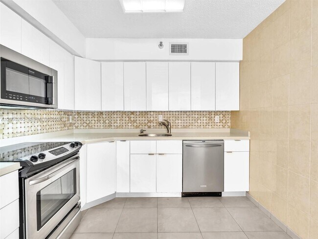 Building Photo - 3530 Mystic Pointe Dr