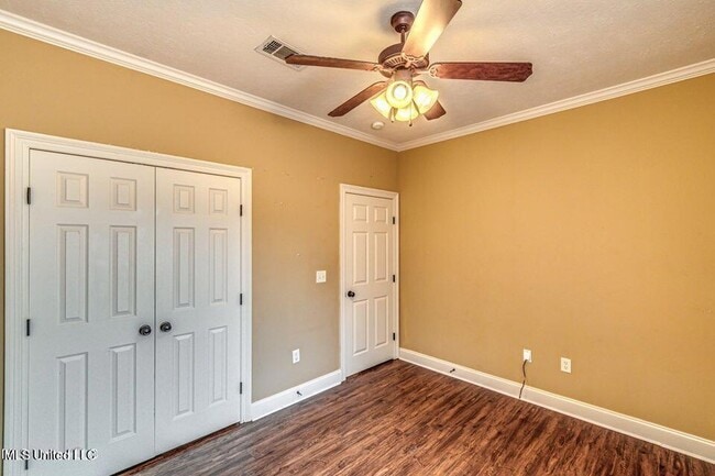 Building Photo - 401 Ash Tree Ln