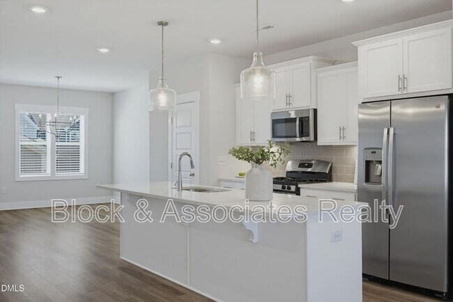 Building Photo - 682 Vine Pkwy