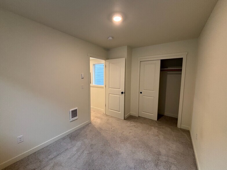 Building Photo - 12070 SE Pine St