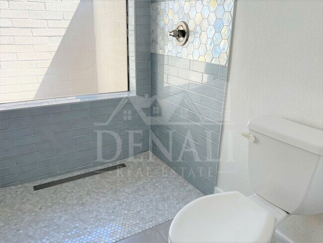 Building Photo - 618 W McNair St