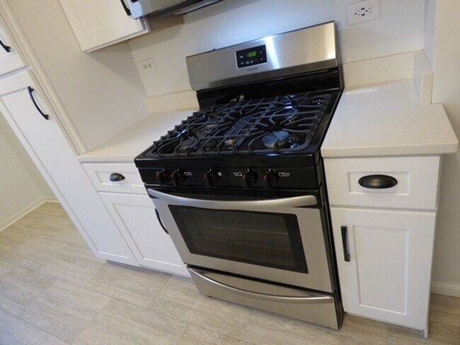 Building Photo - Beautiful 2 bd 1 1/2 ba as soon as July 1 move-in. Great Vernon Hills location!