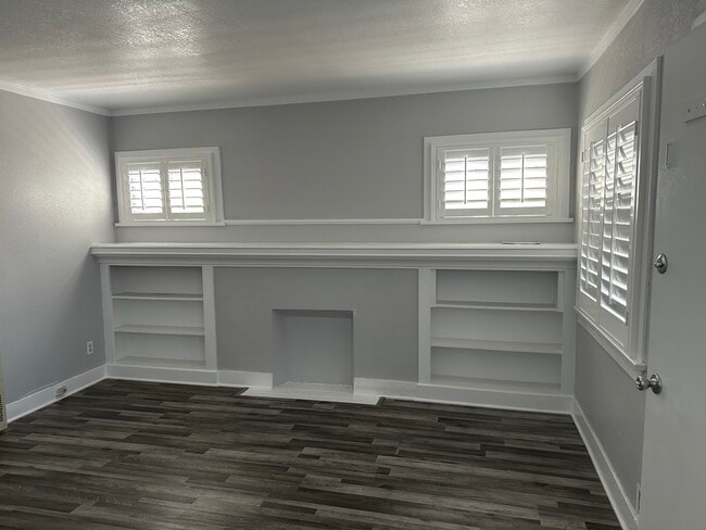 Building Photo - 902 W 73rd St