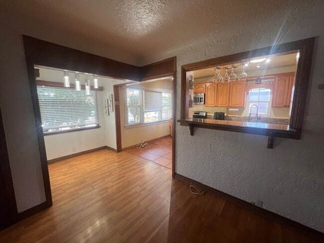 Building Photo - Charming 3 Bedroom 2 Bathroom, Long Beach Home for Lease!