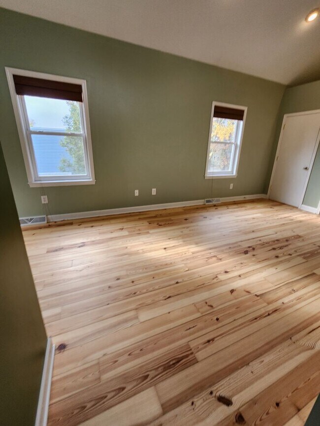 Building Photo - Gorgeous Home For Rent in Ohio City! 2 Master Suites!