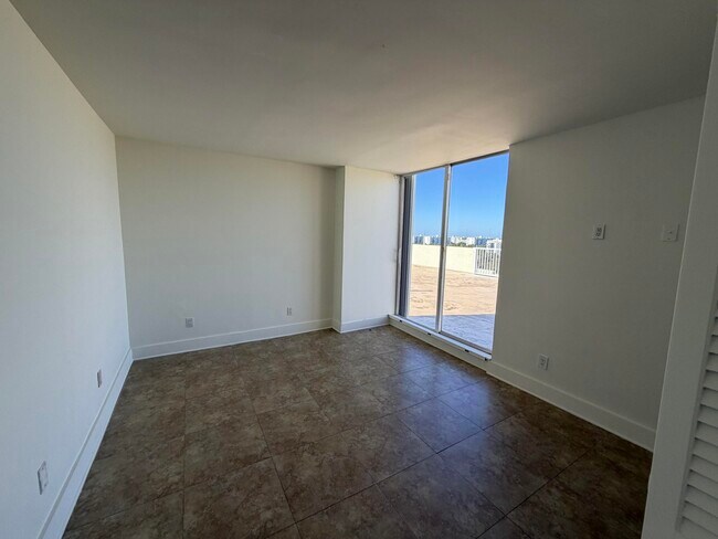 Building Photo - 2000 NE 135th St