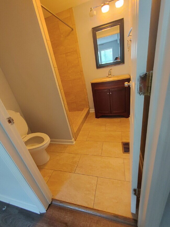 Building Photo - Modern Living 2Bd/2Ba