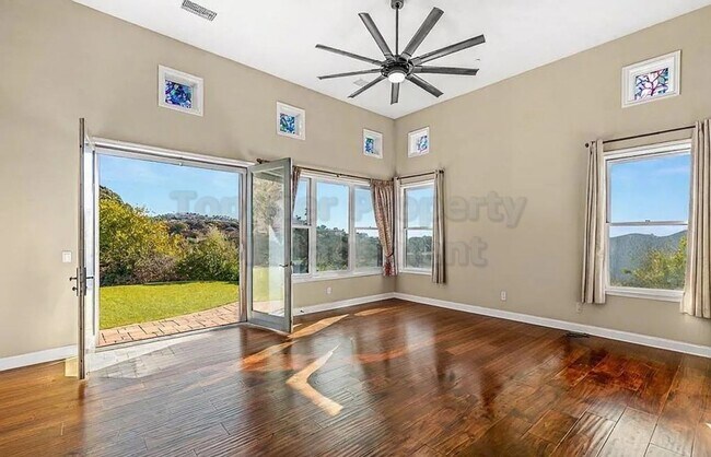 Building Photo - Luxurious Mediterranean 4 bed / 3 bath / 3...