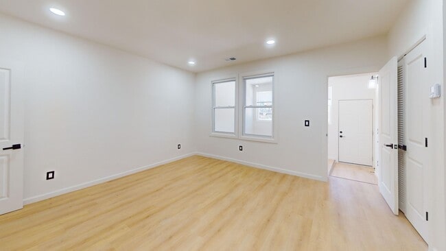 Building Photo - 1318 Holbrook St NE