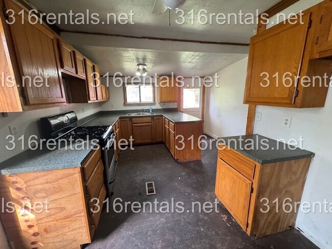 Building Photo - $950 - 4 bed 1 bath - Single Family Home