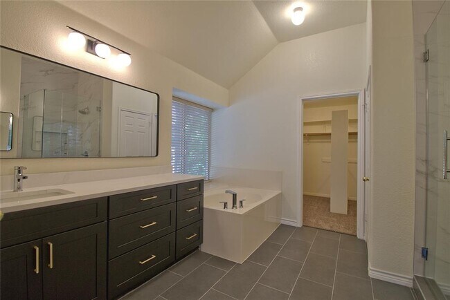 Building Photo - 2423 Falcon Dr