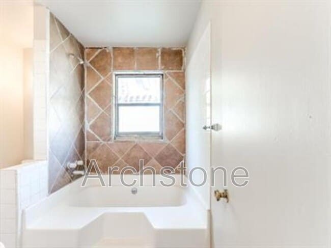 Building Photo - 1004 Sandra Dr