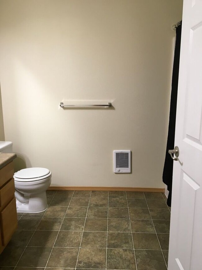 Building Photo - AVAILABLE NOW Spacious condo near shopping