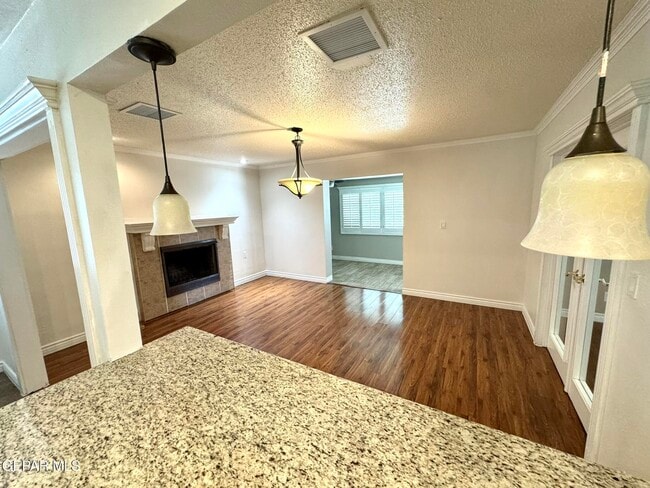 Building Photo - 10288 Lakeview Dr