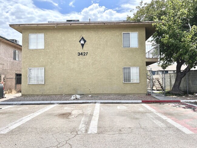 Building Photo - HIVE SUMMER MOVE-IN SPECIAL: DOWNSTAIRS CONDO | RECENLY REHABBED 2 BEDROOM 1 BATH | ACROSS FROM C...