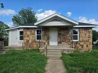 Building Photo - Gorgeous 3 bedroom 1 bath Duplex on street level (separate studio located below).