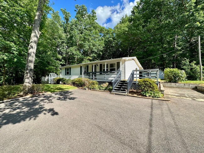 Primary Photo - Lovely 3 bedroom/2 bathroom fully furnishe...