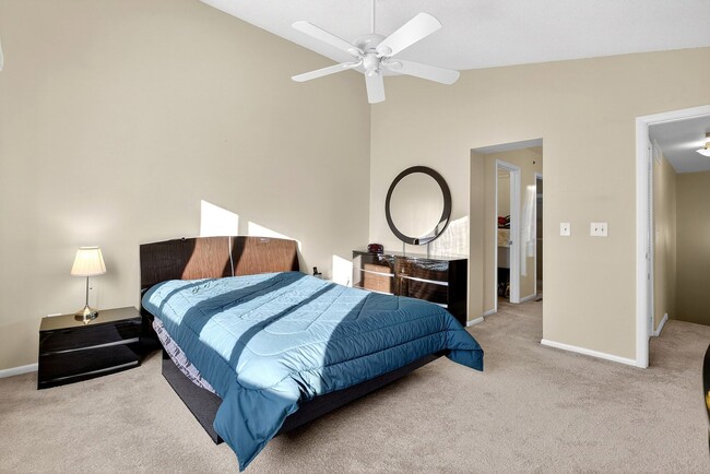 Building Photo - Creekside 1st floor unit Showing Saturday 1/31 10am-10:15am