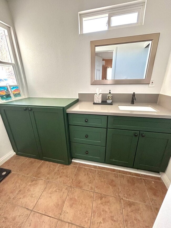 Building Photo - 4 Bedroom 2 Bathroom Home in Quiet Neighborhood