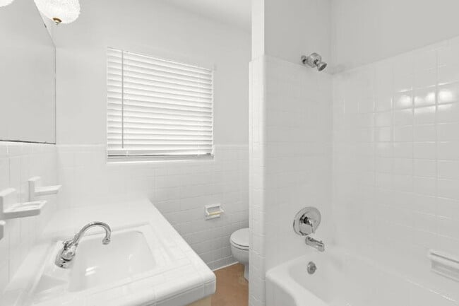 Building Photo - FULLY FENCED Home For Rent in Clearwater!