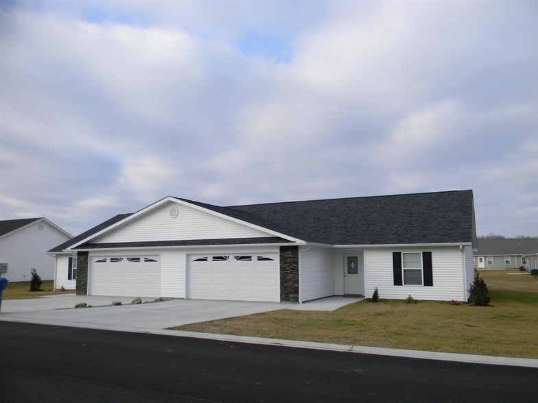 Building Photo - Cedar Creek Rentals